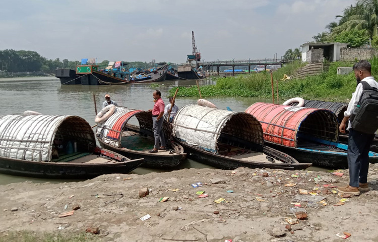 এক্সপ্রেসওয়ে, ব্রিজ, ইঞ্জিনচালিত শ্যালো নৌকা-সব মিলিয়ে এখন কাঠের তৈরি ঐতিহ্যবাহী নৌকার জায়গা অনেকটা সংকুচিত। যান্ত্রিকতার বিকাশে হারিয়ে যাচ্ছে আবহমান ঐশ্বর্য। বাঙালির জীবনে নৌকা কেবল যানবাহন নয়, এটি কবিতা, গান, চিত্রকলা আর লোকসংস্কৃতির অংশ। ‘নাও বাইয়া যাও রে মাঝি’ -এই গানের মতোই নৌকাও আজ স্মৃতির প্রতিচ্ছবি।