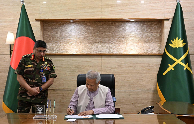 প্রধান উপদেষ্টা প্রফেসর মুহাম্মদ ইউনূস ঢাকা সেনানিবাসে ‘সেনাসদর নির্বাচনি পর্ষদ-২০২৫ (১ম পর্ব)’ এর উদ্বোধন শেষে পরিদর্শন বইয়ে সই করেন। ছবি: পিআইডি