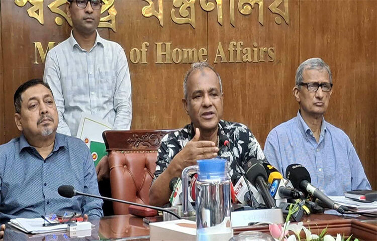 পরিস্থিতিগত কারণে গোপালগঞ্জে সেনাবাহিনী গুলি করেছে বলে জানিয়েছেন স্বরাষ্ট্র উপদেষ্টা লেফটেন্যান্ট জেনারেল (অব.) মো. জাহাঙ্গীর আলম চৌধুরী। ছবি: জাগো নিউজ