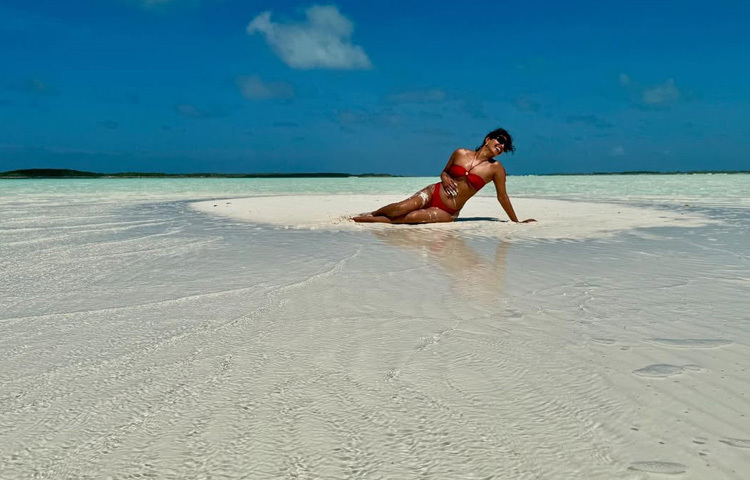 ৯০ দশকের ফ্যাশন যেন ফিরে এলো তার রেট্রো সানগ্লাস ও মাইক্রো বিকিনির কম্বিনেশনে।