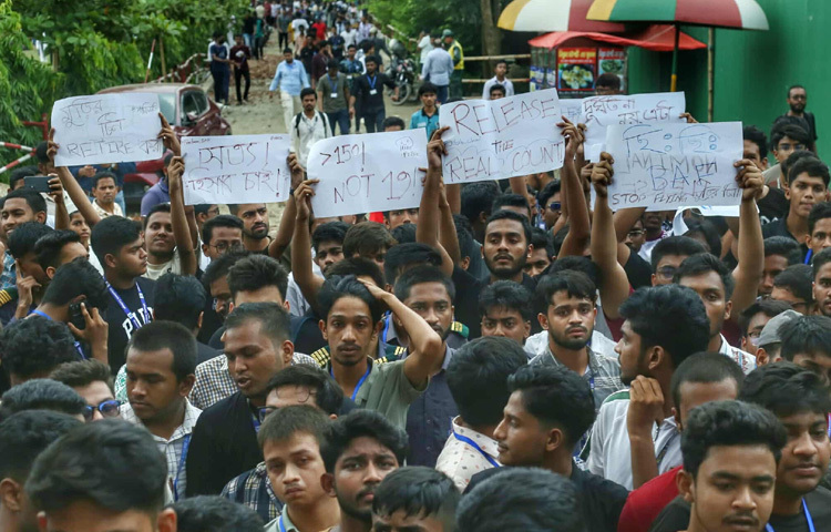 কলেজের মূল ফটক থেকে শুরু করে একাডেমিক ভবনের করিডোর পর্যন্ত ছড়িয়ে পড়ে উত্তেজনার ঢেউ। একদল শিক্ষার্থী হাত উঁচিয়ে সরাসরি স্লোগান দিতে থাকে ‘ভুয়া ভুয়া’।
