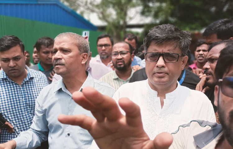 বেলা সাড়ে ১১টায় তারা মাইলস্টোন কলেজের ৫ নম্বর ভবন থেকে বের হওয়ার চেষ্টা করেন। তখন তাদের ঘিরে ধরেন শিক্ষার্থীরা।