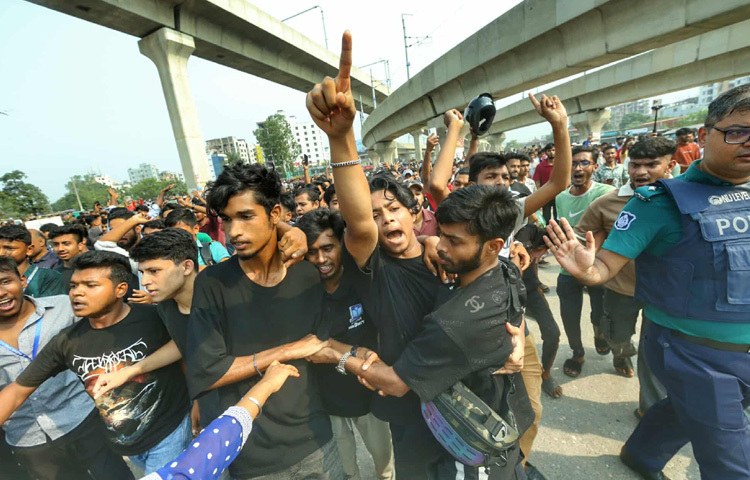 শিক্ষার্থীরা ওই সময় কলেজের সামনে অবস্থান নিয়ে উপদেষ্টাদের গাড়িবহরকে ঘিরে ধরে বিক্ষোভ শুরু করেন।