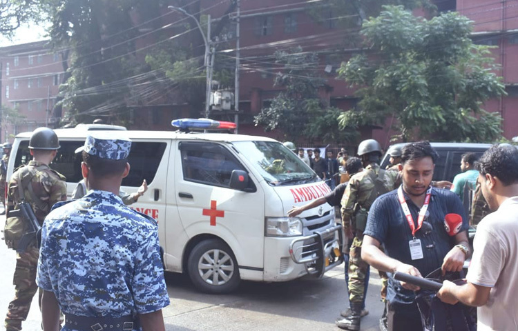 সকাল থেকেই ইনস্টিটিউটের ভেতর ও আশপাশের এলাকায় সেনাবাহিনী ও পুলিশ সদস্যদের ব্যাপক উপস্থিতি লক্ষ্য করা যায়।