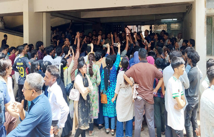 শিক্ষা উপদেষ্টা ও শিক্ষা সচিবের পদত্যাগসহ বিভিন্ন দাবিতে যশোর শিক্ষাবোর্ড এবং জেলা প্রশাসকের কার্যালয় ঘেরাও করে বিক্ষোভ করেছেন শিক্ষার্থীরা। ছবি: মিলন রহমান