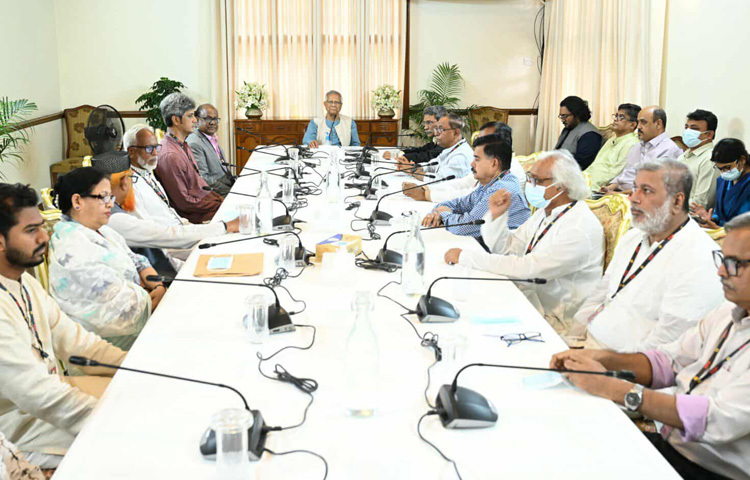 প্রধান উপদেষ্টা প্রফেসর মুহাম্মদ ইউনূস ঢাকায় রাষ্ট্রীয় অতিথি ভবন যমুনায় ১৩টি রাজনৈতিক দল ও জোটের নেতাদের সঙ্গে বৈঠক করেন। ছবি: পিআইডি