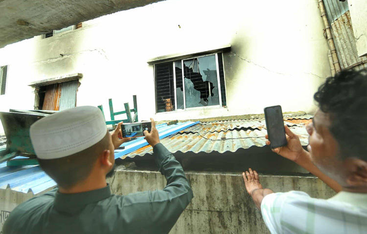 সকাল থেকে অনেকেই এসেছেন। সবার চোখে উৎকণ্ঠা। সাংবাদিকেরা ঘুরছেন, কেউ লাইভ করছেন, কেউ ছবি তুলছেন।