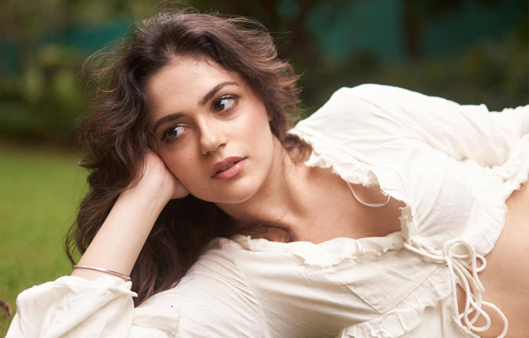 শুরু করেন মডেলিং দিয়ে। বিজ্ঞাপনে কাজ করতে করতেই ধীরে ধীরে প্রবেশ করেন অভিনয়ের দুনিয়ায়।