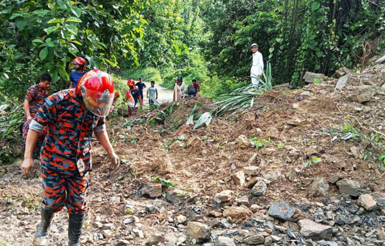 নন্দরাম ছাড়াও চাইল্ল্যাতলী ও চম্পকনগর এলাকায়ও ধসে পড়েছে পাহাড়ের মাটি। এতে সড়কে যান চলাচল একেবারেই বন্ধ হয়ে যায়।