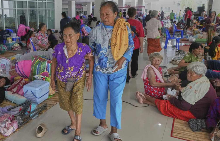 থাইল্যান্ড ও কম্বোডিয়ান সৈন্যদের মধ্যে সংঘর্ষের পর ঘরবাড়ি ছেড়ে পালিয়ে এসেছে থাই বাসিন্দারা।