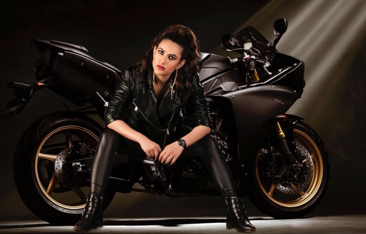 অভিনেত্রীর অভিযোগ, তিনি প্রযোজকদের প্রায় ২৫ লাখ রুপি দিয়েছিলেন। তারা কথা দিয়েছিলেন রুচিকে নিয়ে সোনি টিভিতে একটি শো নির্মাণ করবেন। কিন্তু সেই অর্থ তারা সিনেমাটির নির্মাণে লাগিয়ে দিয়েছেন। এ অভিযোগ সিনেমাটির অন্যতম প্রযোজক করণের বিরুদ্ধে। সেই সঙ্গেই প্রিমিয়ারে হাজির হয়েও তিনি বিশৃঙ্খলা সৃষ্টি করেছেন বলে দাবি।