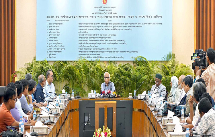 ঢাকায় আগারগাঁওয়ে পরিকল্পনা মন্ত্রণালয়ে এনইসি সম্মেলনকক্ষে ২০২৫-২৬ অর্থবছরের প্রথম একনেক সভা শেষে সাংবাদিকদের ব্রিফ করেন পরিকল্পনা উপদেষ্টা ওয়াহিদউদ্দিন মাহমুদ। ছবি: পিআইডি