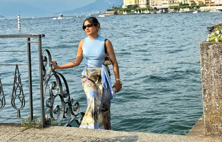 ছবিতে কখনো মেহজাবীনকে দেখা গেল লেক কোমোর নীল জলরাশির পাশে দাঁড়িয়ে, পরনে সমুদ্রের মতো নীল পোশাক।