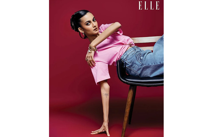 প্রথম লুকে সারা নিজেকে উপস্থাপন করেছেন একদম ক্যাজুয়াল অথচ আধুনিক মোড়কে। গোলাপি রঙের ক্রপ টি-শার্টের সঙ্গে পরেছেন ডেনিম মিডি স্কার্ট। সোনালি সেফটিপিনে আলাদা এক স্টাইল যুক্ত হয়েছে পোশাকে। তার এই পুরো আউটফিট যেমন টি-শার্ট, স্কার্ট, জুয়েলারি সবই ইতালির বিলাসবহুল ফ্যাশন হাউস ভারসাচির। সাজে ছিল মিনিমাল ব্রাউন টোনের মেকআপ, যা সারার চেহারার সঙ্গে বেশ দারুণভাবে মানিয়ে গেছে।