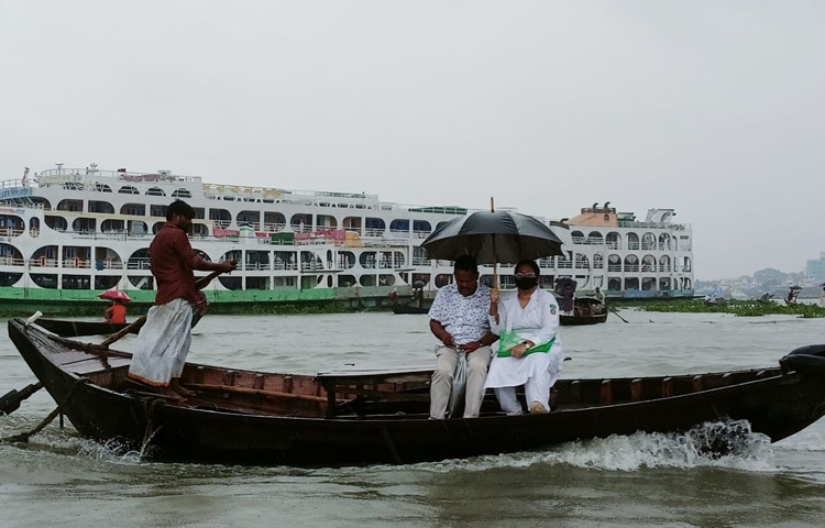 প্রকৃতি যেন তার নিজের হাতে নদীটাকে কিছুটা পরিষ্কার করে দিয়েছে, ঢেকে দিয়েছে অনেক বছরের ধুলোবালি, বর্জ্য আর দুঃখের চিহ্ন।