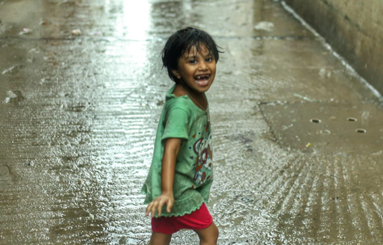 ঝিরঝিরে বৃষ্টি; আর সেই বৃষ্টিতে এই শহরটাও যেন নিজেকে একটু থামিয়ে ভাবছে, সব সময় ছুটে চলাই কি সত্যি জরুরি?