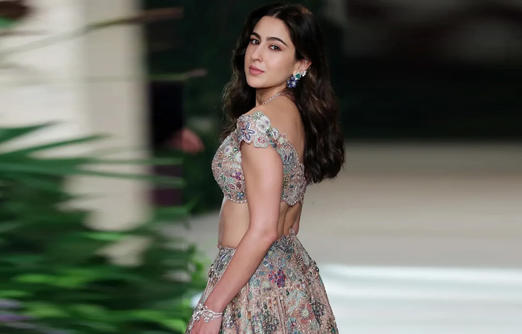 ঐতিহ্যবাহী বিয়ের পোশাকে আধুনিক কারুকাজ ও কল্পনার ছোঁয়া দিয়ে তৈরি করেছেন এক অভিনব ধারা, যার প্রাণ হয়ে উঠেছেন সারা আলী খান।