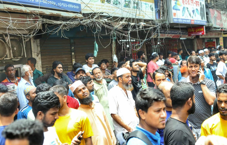 উৎসুক জনতার ভিড়।