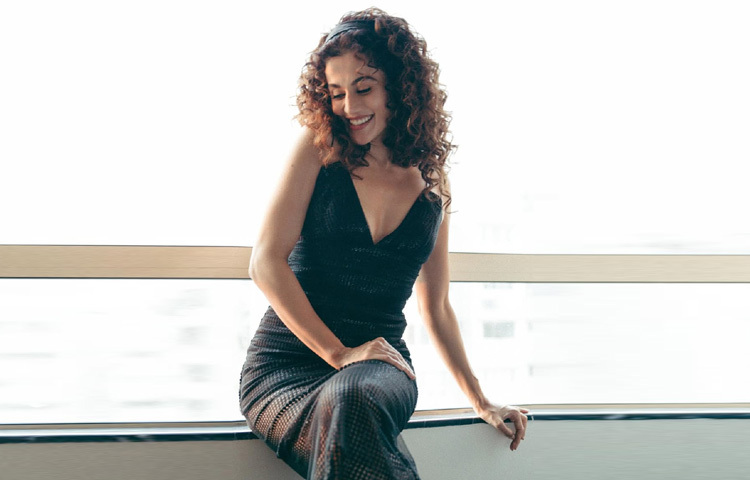 ১৯৮৭ সালের ১ আগস্ট ভারতের রাজধানী দিল্লিতে তাপসীর জন্ম। পড়াশোনা শেষ করে সফটওয়্যার ইঞ্জিনিয়ার হিসেবে কর্মজীবন শুরু করেন তিনি। তবে কেবল কোডিংয়ের মাঝেই যে নিজেকে আবিষ্কার করা সম্ভব নয়, তা বুঝতে দেরি হয়নি তার। এক সৌন্দর্য প্রতিযোগিতায় অংশ নেওয়ার পর বদলে যায় জীবন। পা রাখেন মডেলিং জগতে।