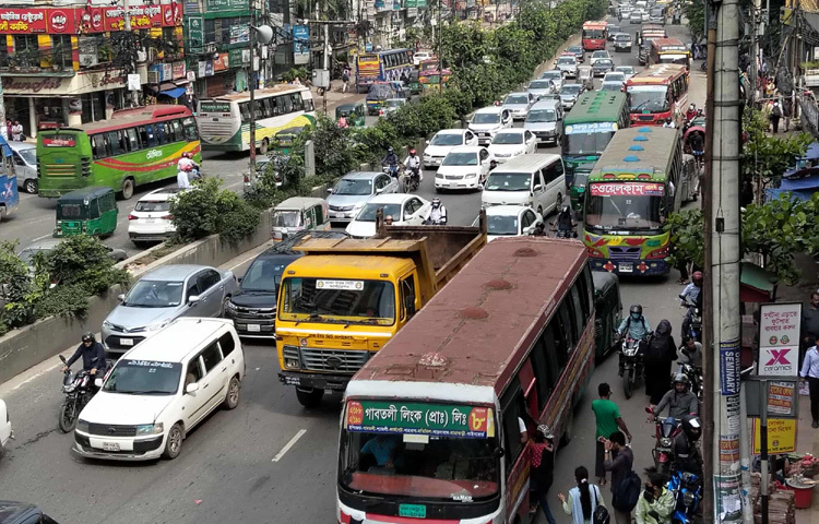 জুলাই-আগস্ট গণঅভ্যুত্থান, শোক ও বিজয়ের প্রথম বর্ষপূর্তি উপলক্ষে ছাত্রদলের উদ্যোগে শাহবাগে ‘ছাত্র সমাবেশ’ এবং এনসিপির উদ্যোগে কেন্দ্রীয় শহীদ মিনারে ‘জুলাই ঘোষণাপত্র ও সনদের’ দাবিতে জনসমাবেশ আয়োজন করা হয়েছে। ফলে সমাবেশ ঘিরে সড়কে চাপ বেড়েছে মানুষের চলাচলে।