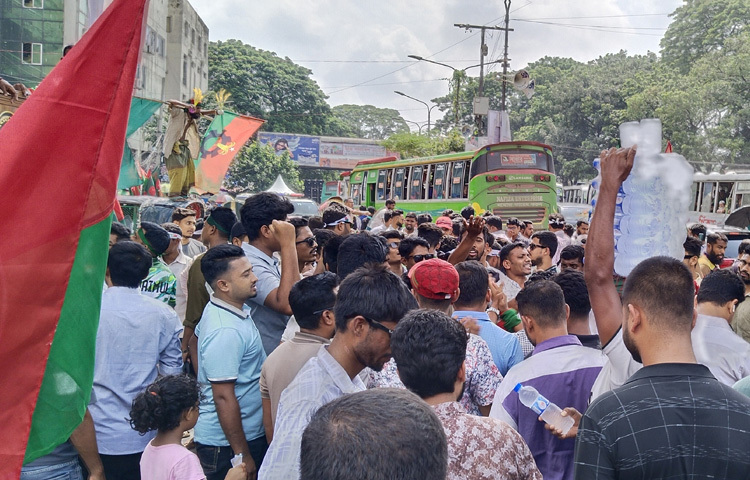 সকাল থেকেই শাহবাগ এলাকায় আসতে শুরু করেন ছাত্রদলের বিভিন্ন জেলা ও মহানগর ইউনিটের নেতাকর্মীরা। মঞ্চ ও সাউন্ড সিস্টেমসহ অন্যান্য প্রস্তুতি চলতে থাকলেও নেতাকর্মীতে ভরে গেছে সমাবেশস্থল।