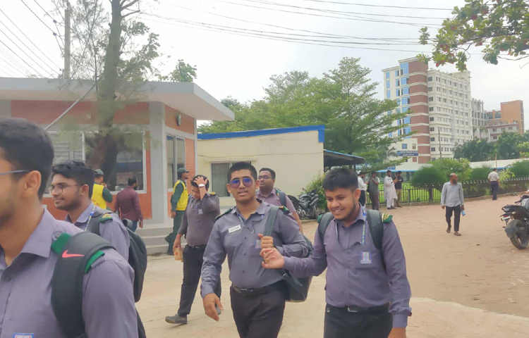 বেলা ১১টার দিকে স্মরণসভা ও দোয়া মাহফিল হয় প্রতিষ্ঠানটিতে। সভা ও দোয়া মাহফিল শেষে শিক্ষার্থীদের সঙ্গে শিক্ষকরা কুশল বিনিময় করবেন। আবার কেউ কাউন্সেলিং সেন্টারে যেতে চাইলে সেখানে যেতে পারবেন।