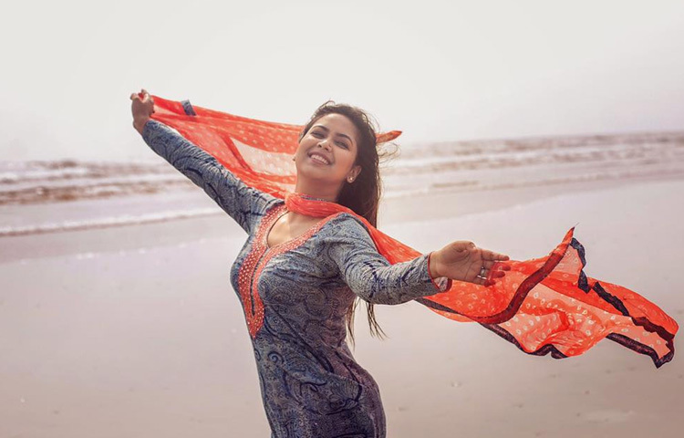 ১৯৯৪ সালের এই দিনে ঢাকায় জন্ম নেওয়া ভাবনা ছোটবেলা থেকেই সাংস্কৃতিক পরিমণ্ডলের সঙ্গে বড় হয়েছেন। বাবা হাবিবুল ইসলাম একজন চলচ্চিত্র নির্মাতা, আর মা রেহানা হাবিব গৃহিণী হলেও পরিবারজুড়ে ছিলো শিল্পের ছোঁয়া। মাত্র দুই বছর বয়সেই ক্যামেরার সামনে দাঁড়ানো সেই ছোট্ট মেয়ে আজ পরিণত হয়েছেন একজন আত্মবিশ্বাসী অভিনেত্রীতে।