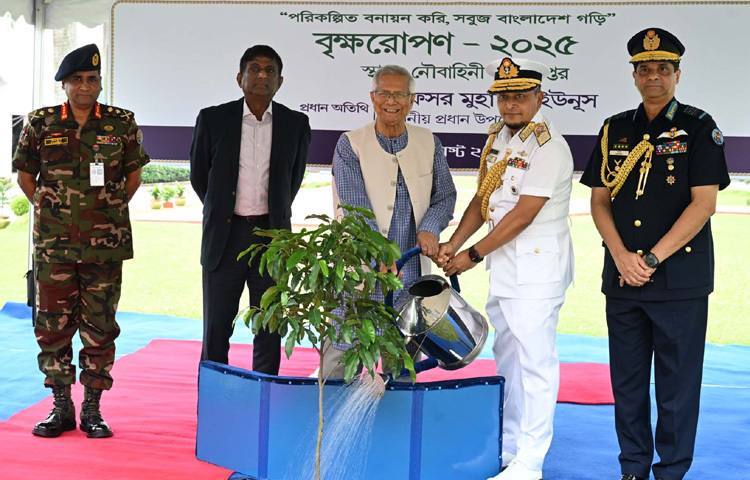 ঢাকায় নৌবাহিনী সদরদপ্তর প্রাঙ্গণে বৃক্ষরোপণ করেন প্রধান উপদেষ্টা প্রফেসর মুহাম্মদ ইউনুস। ছবি: পিআইডি