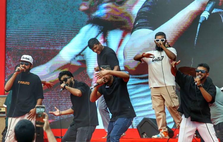 গানের ভাষা সাধারণ, কিন্তু তাতে যেন এক বিপ্লব লুকানো। কেউ নাচছেন, কেউ কাঁদছেন, কেউ চুপচাপ দাঁড়িয়ে আছেন বাতাসের দিকে মুখ করে-যেন সময়কে আলিঙ্গন করছেন।