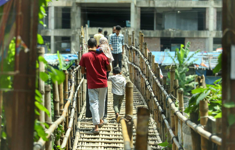 আইডিয়াল স্কুল থেকে মেরাদিয়া পর্যন্ত এই চারটি বাঁশের সাঁকো প্রতিদিন বহন করে লাখো মানুষের ভার।