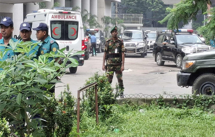 সকাল থেকেই এক নম্বর ভবনের কর্মকর্তা-কর্মচারী ছাড়া অন্যদের এ ভবনের আশেপাশে যেতে দেওয়া হচ্ছে না। ভবনটি ঘিরে মোতায়েন করা হয়েছে বিপুল সংখ্যক আইনশৃঙ্খলা রক্ষাকারী বাহিনীর সদস্য। নতুন নির্মিত এক নম্বর ভবনের সামনে বসানো হয়েছে আর্চওয়ে।