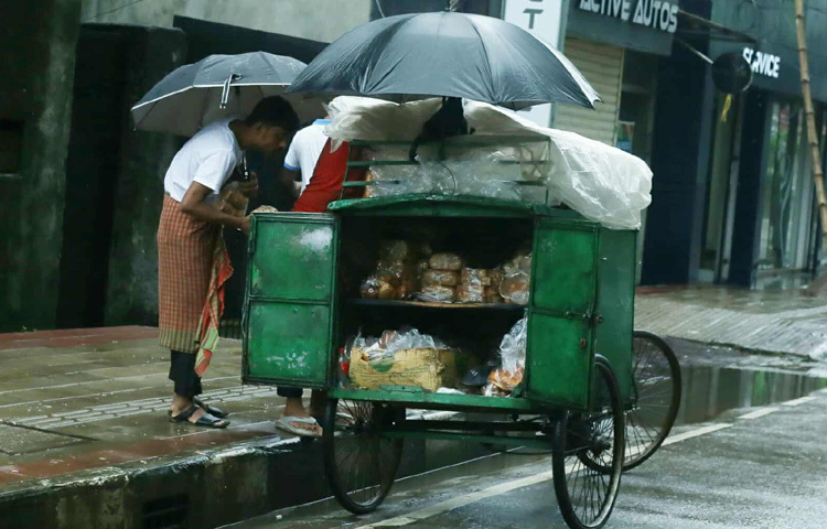 ঢাকার বৃষ্টি সবসময়ই শহরকে নতুন করে সাজিয়ে দেয়; ধুলো ধুয়ে ফেলে, আনে নতুন ঘ্রাণ, আর মনে করিয়ে দেয় এই ব্যস্ত জীবনে এখনও কিছু সময় আছে থেমে দাঁড়িয়ে শ্বাস নেওয়ার, ভেজা হাওয়ায় চোখ বুজে হাসার।