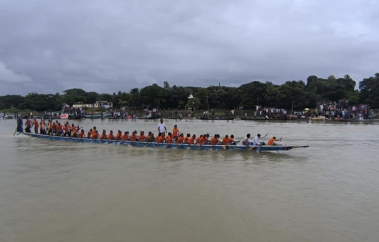 ৮ আগস্ট সকালে জেলার দিরাইয়ের শ্যামারচর বাজারের পাশে মৃতপ্রায় সুরমা নদীতে এ প্রতিযোগিতার আয়োজন করা হয়।