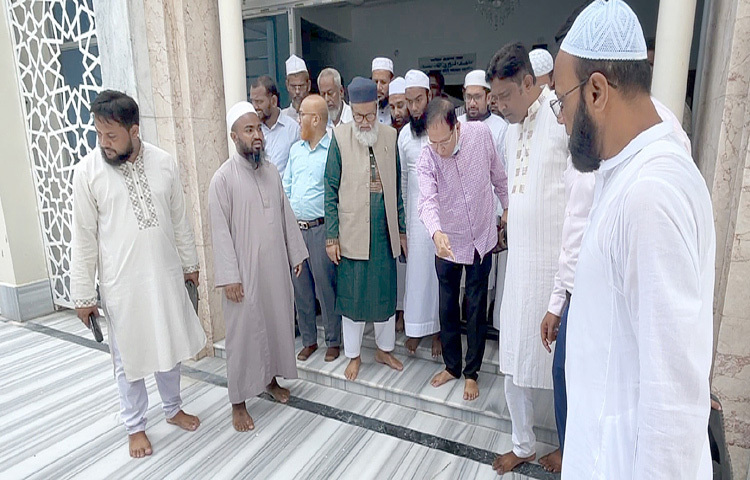ব্রাহ্মণবাড়িয়ায় মডেল মসজিদ পরিদর্শনে গিয়ে নির্মাণে ত্রুটি পেলেন ধর্ম বিষয়ক উপদেষ্টা ড. আ ফ ম খালিদ হোসেন। ছবি: আবুল হাসনাত মো. রাফি