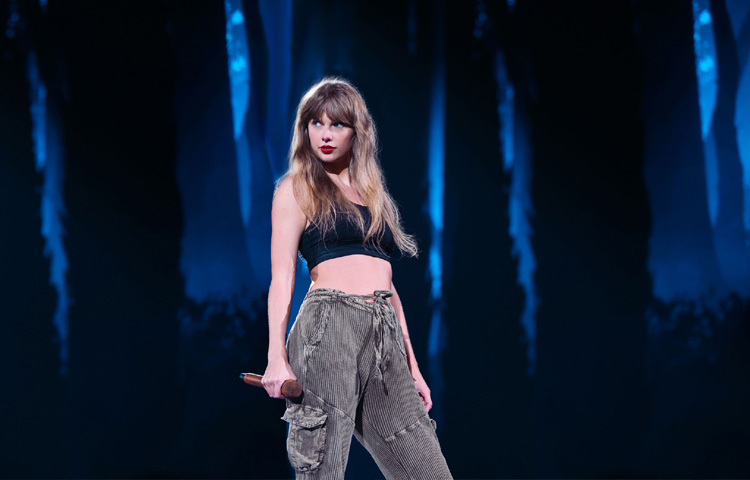 লাভ স্টোরি (২০০৮): রোমান্টিক সংগীতের ইতিহাসে এক অনন্য সৃষ্টি ‘লাভ স্টোরি’। উইলিয়াম শেক্সপিয়ারের রোমিও অ্যান্ড জুলিয়েট থেকে অনুপ্রাণিত এই গানটি প্রকাশের পরই বিশ্বজুড়ে তুমুল জনপ্রিয়তা পায়। এর সুর সহজে গাওয়া যায়, লিরিক হৃদয়ছোঁয়া যা প্রেমে থাকা ও প্রেমে পড়তে চাওয়া, উভয় ধরনের শ্রোতাদেরই মন জয় করে নেয়।