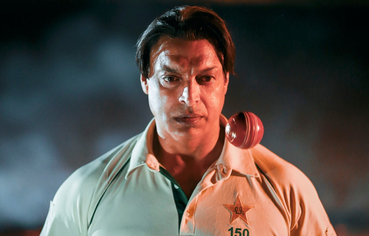 ১৯৯৭ সালে ওয়েস্ট ইন্ডিজের বিপক্ষে টেস্ট ম্যাচ দিয়ে আন্তর্জাতিক অঙ্গনে পা রাখেন তিনি। ক্যারিয়ারে পাকিস্তানের হয়ে খেলেছেন ৪৬টি টেস্ট, ১৬৩টি ওয়ানডে ও ১৫টি টি-টোয়েন্টি। টেস্টে ২৫.৬৯ গড়ে ১৭৮ এবং ওয়ানডেতে ২৪.৯৭ গড়ে ২৪৭ উইকেট নিয়েছেন এই গতি তারকা।