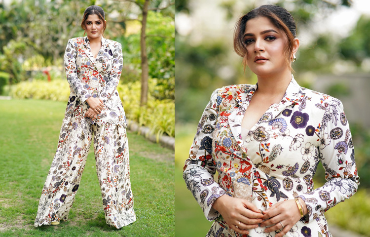 লম্বা বা ছোট, ক্লাসিক বা ক্যাজুয়াল শ্রাবন্তী যেকোনো পোশাকে নিজের হটনেস ধরে রাখতে সক্ষম। আর সেই কারণে তার ফ্যান ফলোয়িং কেবল সিনেমার প্রেমিকদের মধ্যে সীমাবদ্ধ নয়; সোশ্যাল মিডিয়ায় তার প্রতিটি ছবি এবং ভিডিও মুহূর্তের মধ্যে ভাইরাল হয়ে যায়।