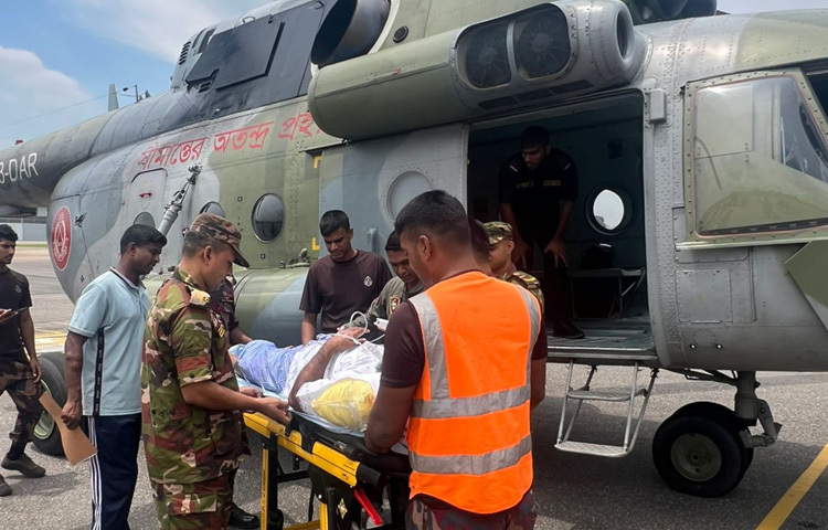 দুপুরে বিজিবি সদর দপ্তরের জনসংযোগ কর্মকর্তা মো. শরীফুল ইসলাম এ তথ্য জানান। তিনি বলেন, শুক্রবার বিকেলে রামু উপজেলার মিয়ানমার সীমান্তবর্তী রাজারকুল থোয়াইংগ্যকাটা এলাকার বালুচড়া দক্ষিণের পাহাড়ে এ ঘটনা ঘটে।