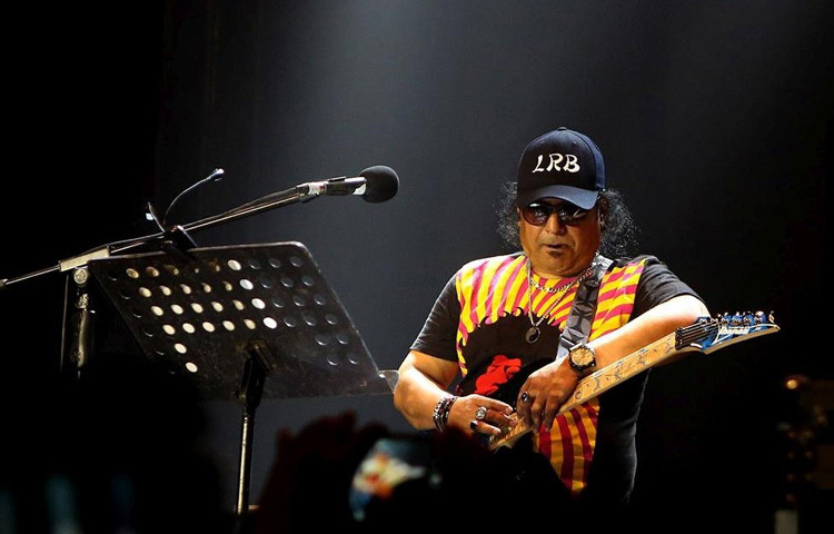 আইয়ুব বাচ্চু এমন একটি নাম যা শুধু বাংলাদেশের নয়, সারা সাউথ এশিয়ার সঙ্গীতপ্রেমীদের হৃদয়ে গভীর ছাপ রেখেছে। তার গান কেবল সুরের নয়, এটি মানুষের অনুভূতি, জীবনের বাস্তবতা এবং ব্যথার অঙ্গীকারের গল্প বয়ে আনে।