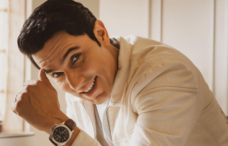 ১৯৭৬ সালের এই দিনে ভারতের হরিয়ানার রোহতক শহরে তার জন্ম। বাবা রণবীর হুদা চিকিৎসক। মা আশা দেবী সমাজকর্মী। ছোটবেলা থেকেই ছিলেন সাহসী, স্বাধীনচেতা এবং একগুঁয়ে। পরিবার তাকে ডাক্তার বা প্রকৌশলী হিসেবে দেখতে চাইলেও রণদীপ নিজের জীবনকে ভিন্ন পথে গড়ার স্বপ্ন দেখেছিলেন।