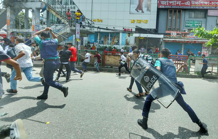 বেলা ১১টা থেকে শুরু হওয়া এই সংঘর্ষে শিক্ষার্থীরা একে অপরকে লক্ষ্য করে ধাওয়া পাল্টা ধাওয়া করতে থাকে।