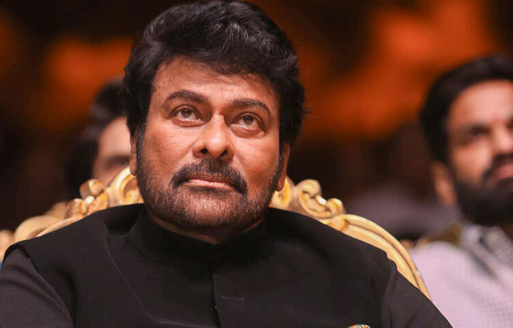 ১৯৫৫ সালের এই দিনে তেলেঙ্গানা রাজ্যের লিংগাপুরাম গ্রামে তার জন্ম। ছোটবেলা থেকেই তিনি ছিলেন অদম্য উদ্যমী ও আত্মপ্রত্যয়ী। তার পরিবার অবশ্য চলচ্চিত্রের সঙ্গে সরাসরি যুক্ত ছিল না, তবু চিরঞ্জীবীর অভিনয়প্রতি ভালোবাসা তাকে ছোটবেলা থেকেই মঞ্চ ও নাটকের সঙ্গে যুক্ত করে।