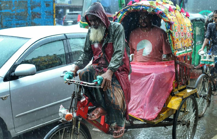 ভিজে থাকা পথ, হালকা বাতাস আর পায়ে ভিজে থাকা জুতো সব মিলিয়ে তাদের পথচলা যেন এক মায়াবী ছন্দে বাঁধা।