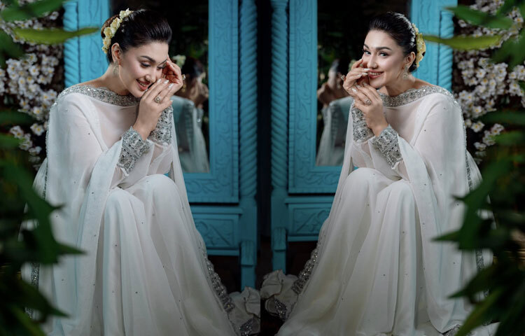 একই সঙ্গে নায়িকার হাসি ও সৌন্দর্যের প্রশংসা করতেও কার্পণ্য করেননি ভক্তরা।