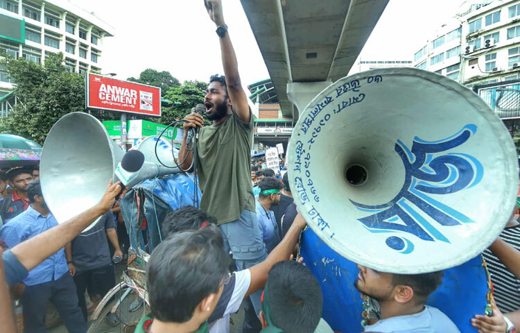 শিক্ষার্থীদের স্লোগানে মুখর চারপাশ।