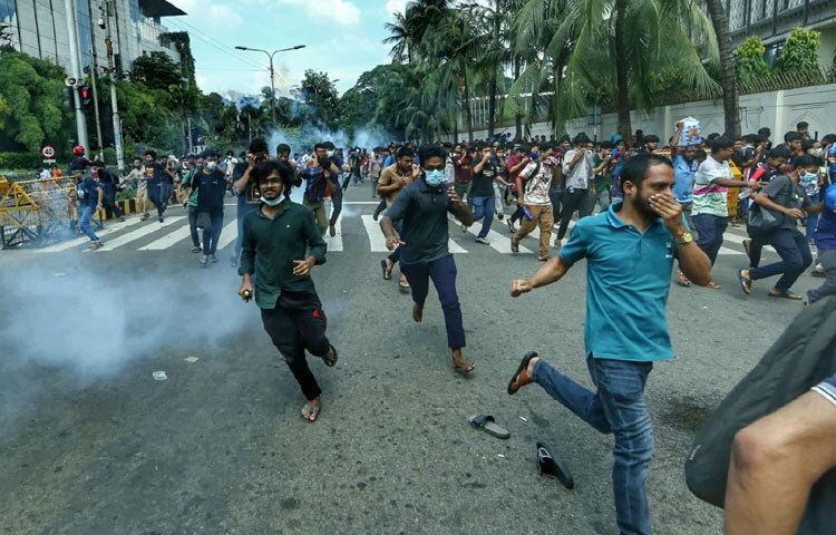 দুপুর পৌনে ২টার দিকে হোটেল ইন্টারকন্টিনেন্টালের সামনে পুলিশের ব্যারিকেড ভেঙে শিক্ষার্থীরা সামনে এগিয়ে যেতে চাইলে পুলিশ তাদের ছত্রভঙ্গ করে দেয়।