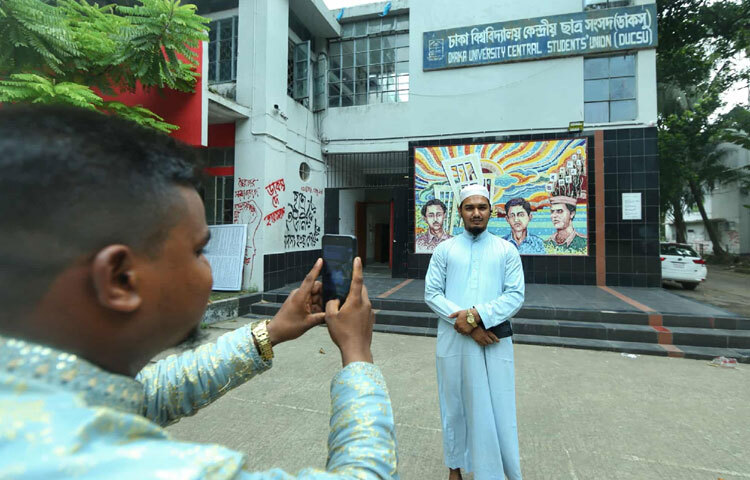 অনেকেই থেমে দাঁড়াচ্ছেন, ছবি তুলছেন।