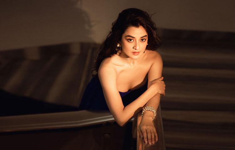 গাউনটি কোমর ও বডি অনুযায়ী নিখুঁতভাবে ফিটিং করা, আর সিঁড়ি পর্যন্ত নেমে গেছে।