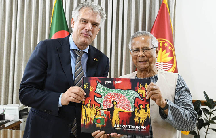 প্রধান উপদেষ্টা প্রফেসর মুহাম্মদ ইউনূস গতকাল ঢাকায় রাষ্ট্রীয় অতিথি ভবন যমুনায় বাংলাদেশে নেদারল্যান্ডসের নবনিযুক্ত রাষ্ট্রদূত বোরিস ভ্যান বমেলকে জুলাই বিপ্লবের পরে বাংলাদেশি শিক্ষার্থীদের আঁকা দেওয়ালচিত্রের ওপর প্রকাশিত বই উপহার দেন। ছবি: পিআইডি