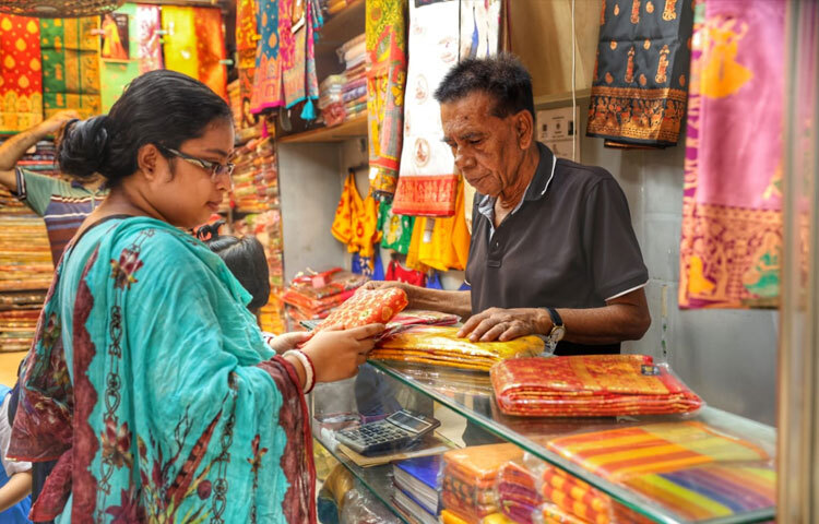 ছবি তোলার জন্য ঘুরে দেখা যায়, প্রতিটি ক্রেতা তার মুখে উদ্দীপনা আর চোখে আনন্দ নিয়ে বাজারে ঘুরছেন। বিশেষ করে শিশুদের চোখে রঙিন পোশাক ও সাজানো শাখার প্রতি কৌতূহল প্রতিফলিত হয়।